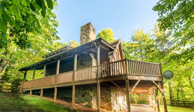 Second Breakfast: Spacious Wooden Cabin, WiFi, Hot Tub, Close to Walking Trails, in Ferguson