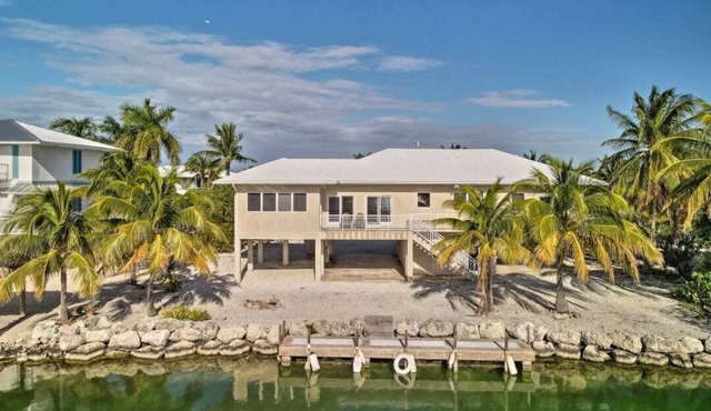 Serene 3-bedroom oceanfront house and dock in Sugarloaf Key