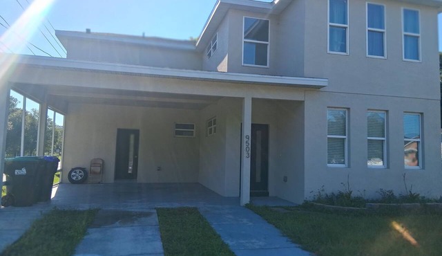 Serene 3-bedroom use in vibrant Orlando Close To Airport, Universal , Disney.