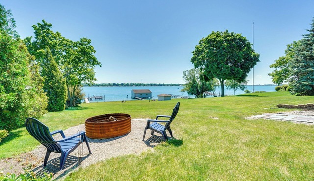 Serene Riverfront St. Clair Studio: Walk to Dtwn! in Saint Clair