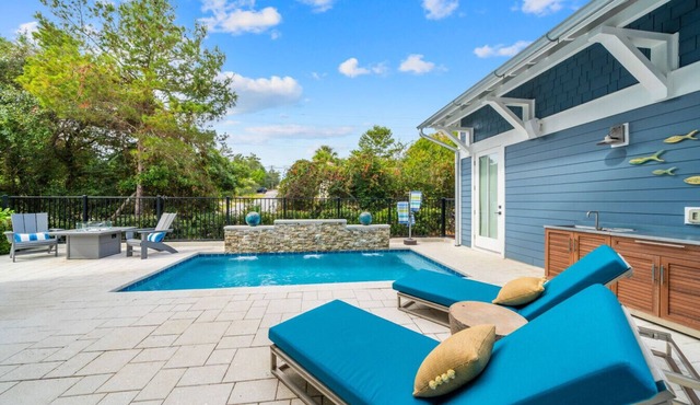 Serenity Blu – 5 Minute Walk to Beach, Private fenced in patio