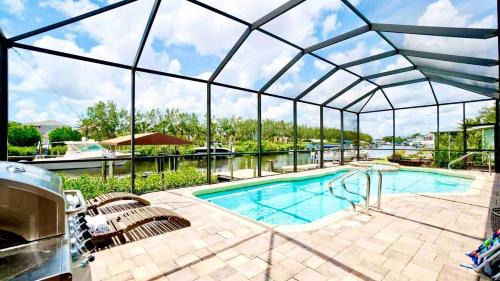 Serenity, Luxury Waterfront Oasis w Private Pool - Sleep 12