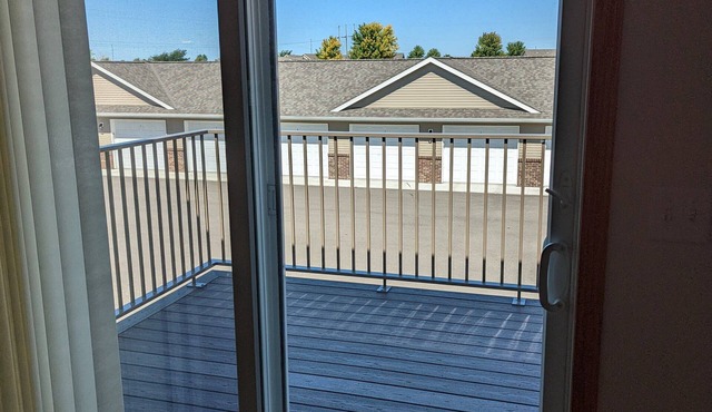Shared apartment, queen air mattress in North Mankato