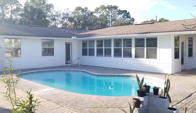 Short or Mid term rental, Private pool, minutes to Mayo/Baptist Hospital