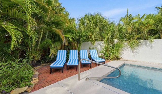 Siesta Key Tropical Island Oasis with Private Pool and 4 King Beds