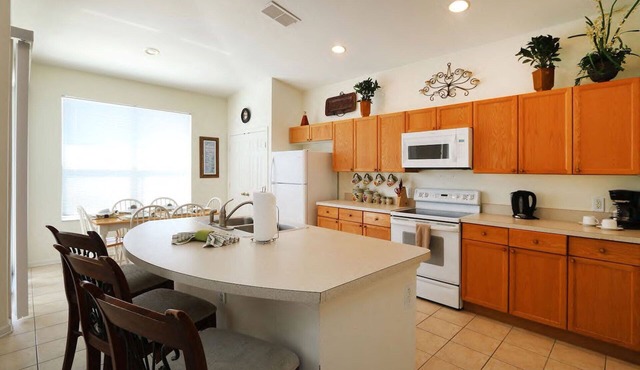 Single Level Luxury Villa with Pool and Hot tub close to Disney