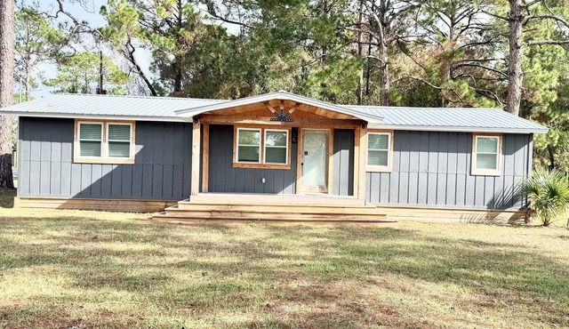 Sirens Rest-Small Town Charm- Minutes to the Beach in Eastpoint