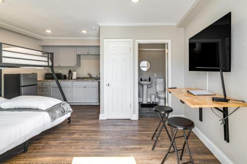 Sleek Studio Bunk 2 Mi to Chassahowitzka River!