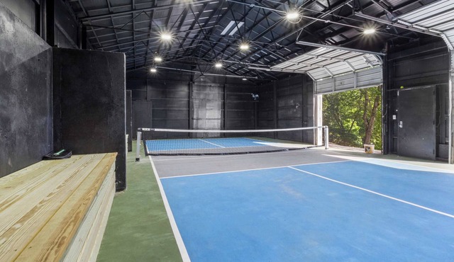 Sleep 22, private pool, pickleball ct, hot tub in Sunrise Beach