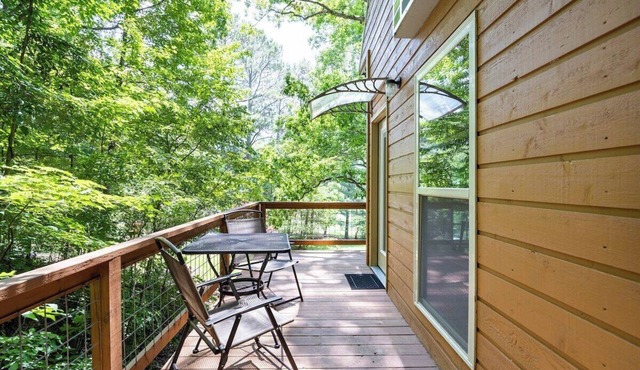 Sleepin Bear Treehouse - Private Hot Tub in Guild