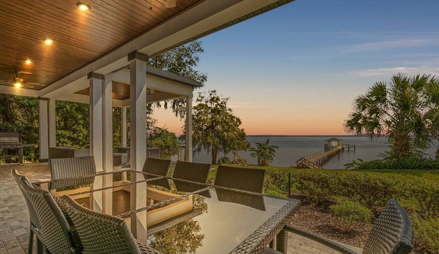 Sleeps 12 Luxury Riverfront Home w/Stunning Views & Dock