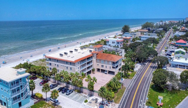 SMACK ON THE BEACH! OCEANSIDE CONDO. (9/14-9/25/26 Pool Closed) in Indian Rocks Beach