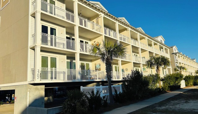 Snowbird Discount Rates Dec-March OceanView Condo with Pool and Hot Tub