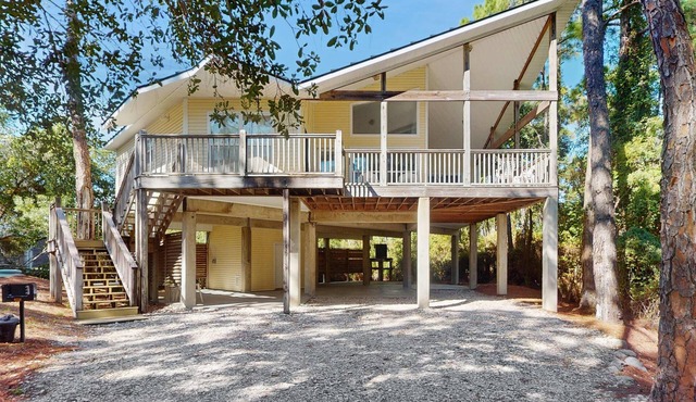 Snowbird friendly home near the beach with deck, outdoor shower, laundry