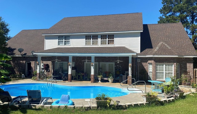 Southern Comfort Home with pool. Large 5 bedroom home in West Hattiesburg.