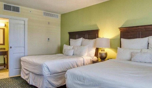 Spacious 2BR Condo at Harbourside Resort, Walk to Beach in Indian Rocks Beach