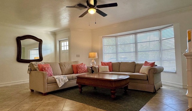 Spacious 3BR/2BA home close to Sanibel/Fort Myers Beaches and SWFL attractions