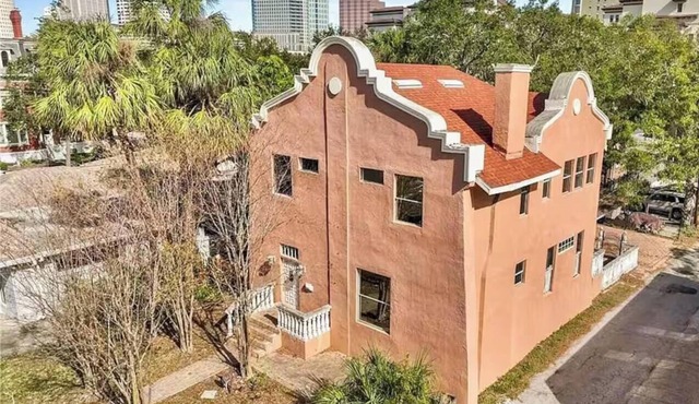 Spacious 4-bedroom 2-bathroom house by Downtown Tampa with AC and Parking