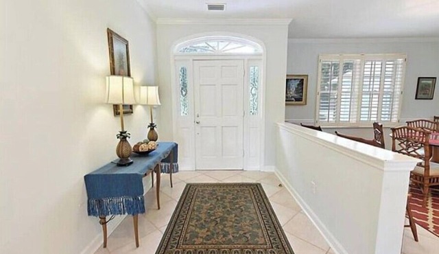 Spacious 4-bedroom house with AC, WiFi in charming Palm City