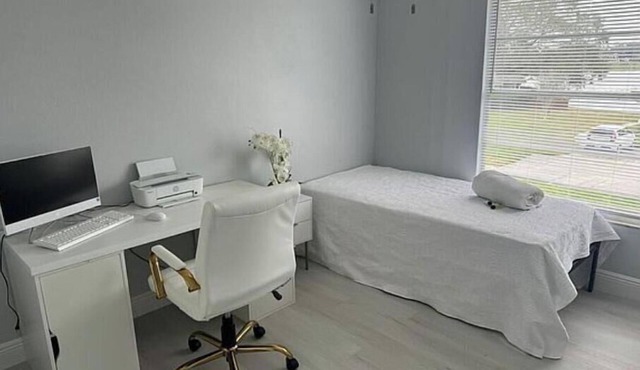 Spacious 4-bedroom townhome in fantastic Lutz with AC