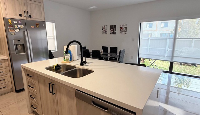 Spacious 4-bedroom house in wonderful Florida City with AC