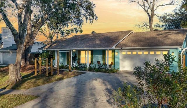Spacious 4-bedroom building in peaceful Jacksonville with AC, WiFi, outdoor gym