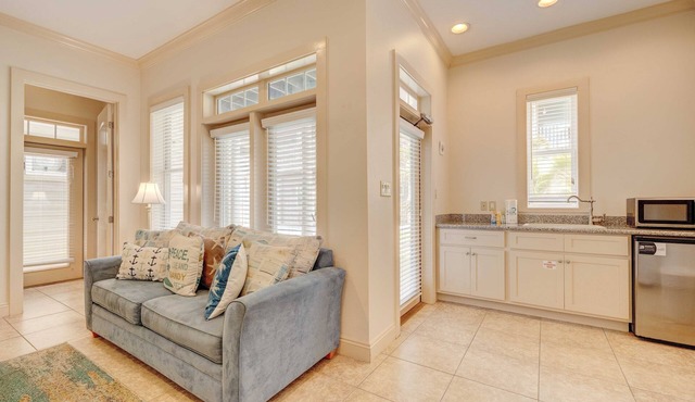 Spacious 4BR, pool, 5min walk to beach in Panama City