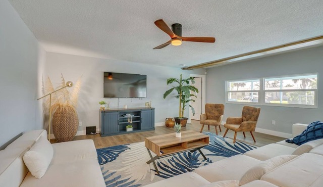 Spacious 5-bedroom house in North Ft Myers Home On The Canal