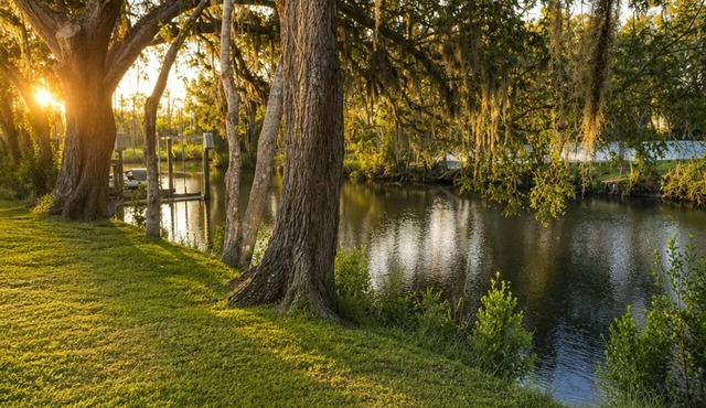 Spacious 5-bedroom Canal Retreat in Beautiful Crystal River, FL with Gym in Crystal River