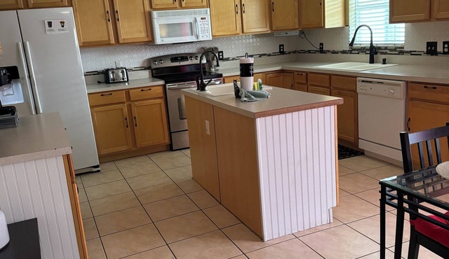Spacious 5-bedroom house in enjoyable Davenport with AC, WiFi