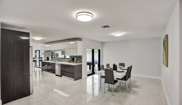Spacious 5-bedroom Luxury villa with AC and fitness room in fabulous Miami