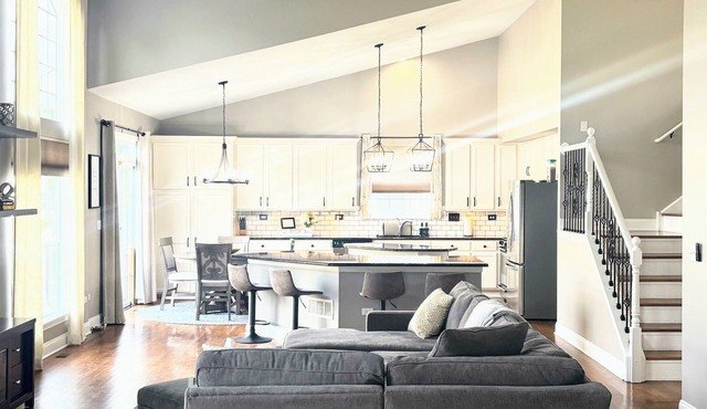 Spacious 5-bedroom house with WiFi, AC in tranquil Bolingbrook in Bolingbrook