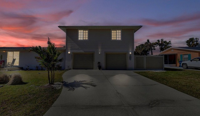 Spacious 5BR Duplex Near Beach and IMG - Ideal for Multi-Family Vacations in Cortez