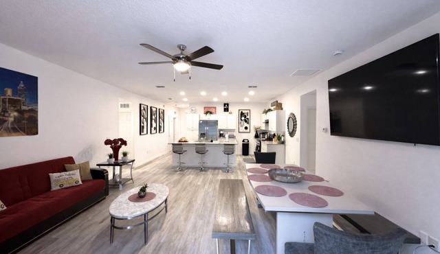 Spacious 5BR Home Sleeps 10 Fenced Yard