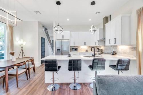 Spacious 5BR w balcony steps from streetcar in New Orleans