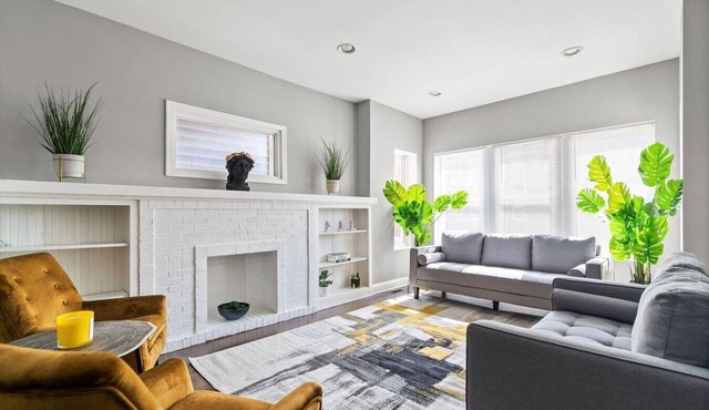 Spacious 8 BDR + 2 Kitchens + Garage! Sleeps 16! in Chicago