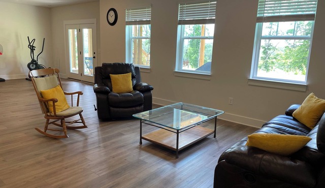 Spacious Basement Suite with full Kitchen 4 Miles to CU in Central