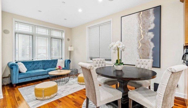 Spacious Duplex - 4BD/3BA - Sleeps 12! in Chicago