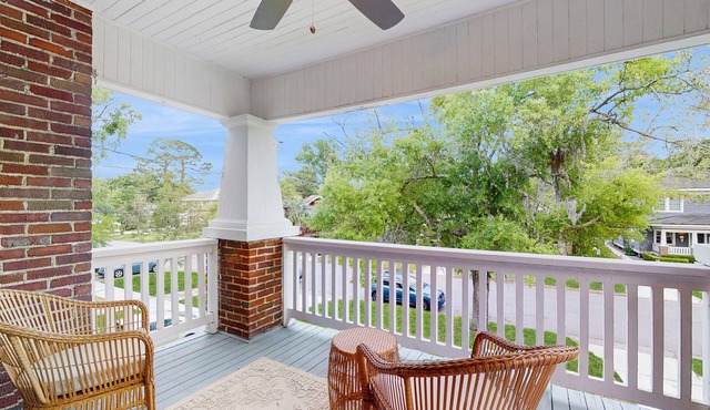 Spacious duplex with private balcony, washer & dryer, and WiFI in Jacksonville