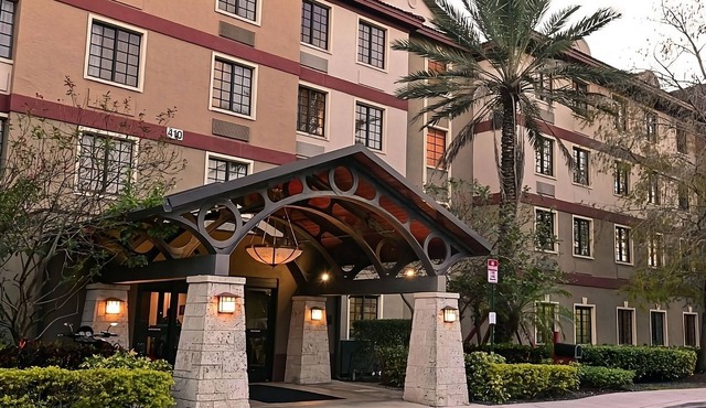 Spacious Good-Value Accommodation! w/Kitchenette, Outdoor Pool, FREE Breakfast! in Plantation