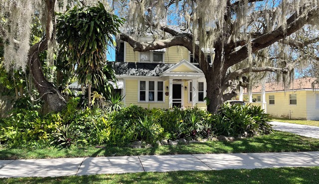 Spacious historic 4-bedroom pool house in Downtown Sebring in Sebring