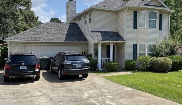SPACIOUS HOME NEAR DOWNTOWN & BEACHES! PETS OKAY, SLEEPS 8 +