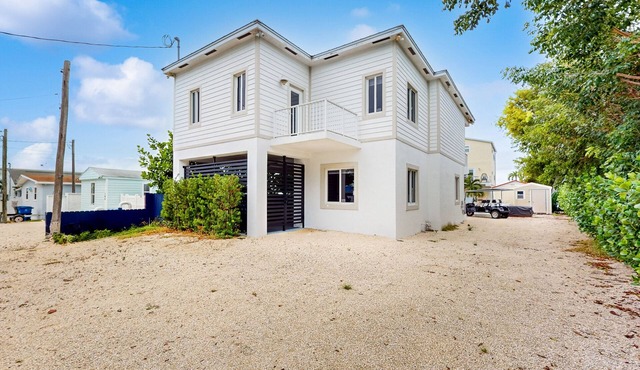 Spacious & modern waterfront home with great outdoor space - dog-friendly