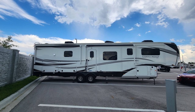 Spacious RV for Short/Long Term Rent