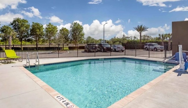 Spacious Suite | Outdoor Pool | Free Parking | Free Breakfast | Pets Welcome