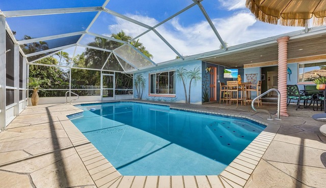Specials - 3BR with Pool, Walk to Town