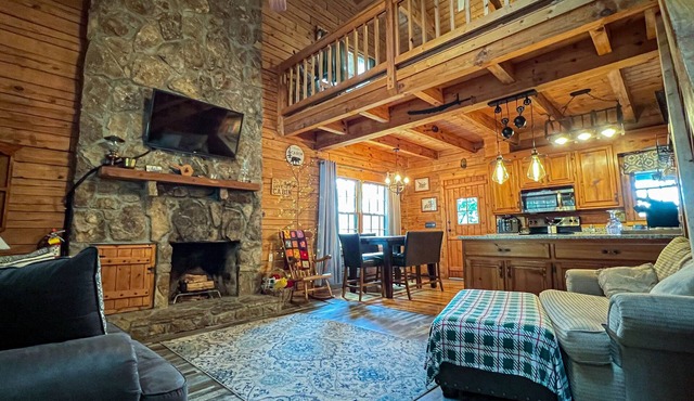 Spend Labor Day at Happy’s Hideaway- Fiber Wifi and Hot tub - Callaway Gardens in Warm Springs