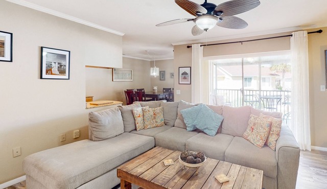 Splendid condo with private beach access, heated pool, hot tub & volleyball