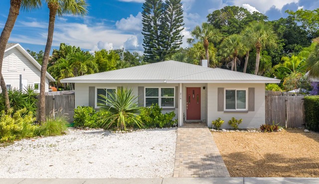 St. Pete Beach Pool Home - Quick Walk to Beach & Sunset! Min stay is 30 days in St. Pete Beach
