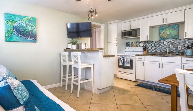 Starfish Cottage 1B PetFriendly Steps from Pass-a-Grille Beach with Free Parking